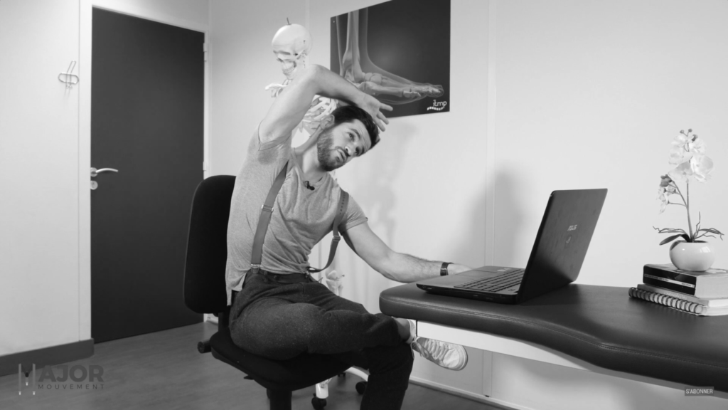 Major Mouvement, un kinésithérapeute reconnu, est en train de réaliser l'étirement décrit, permettant de soulager notre dos et d'avoir une bonne posture.
