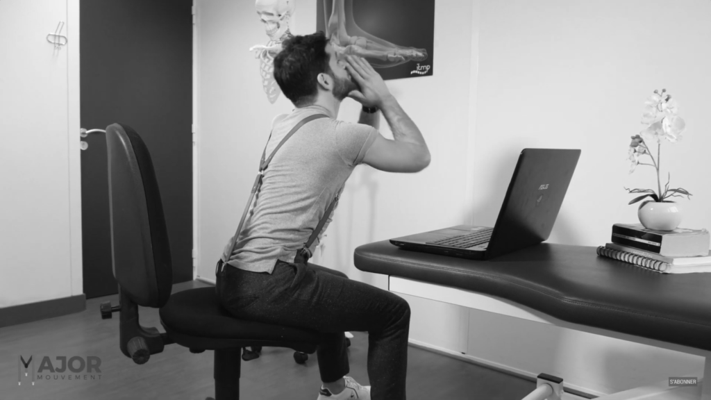 Major Mouvement, un kinésithérapeute reconnu, est en train de réaliser l'étirement décrit, permettant de soulager notre dos et d'avoir une bonne posture.