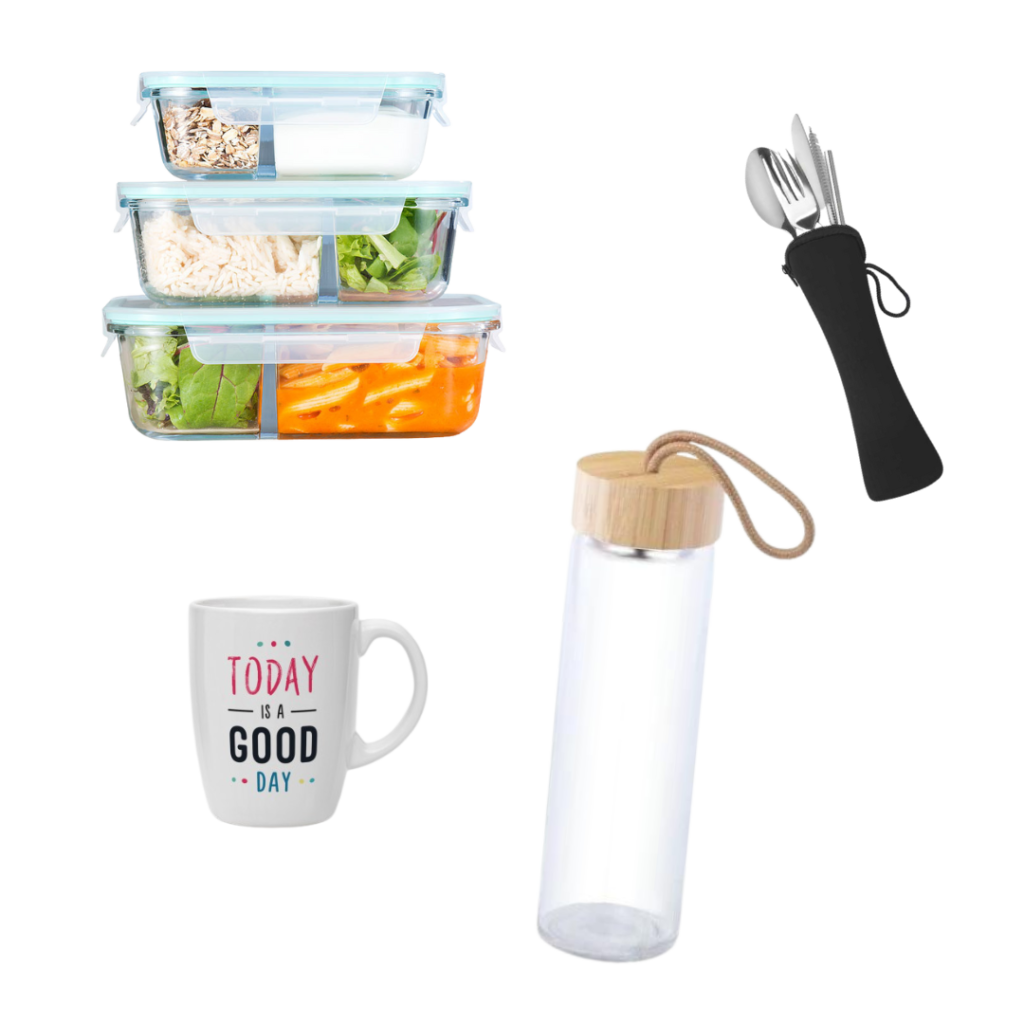 photo d'un tupperware avec de la nourriture à l'intérieur, d'un kit de couverts en métal pour pouvoir manger en extérieur, une gourde en verre avec un bouchon en bois et un mug sur lequel il est écrit : "Today is a good day"